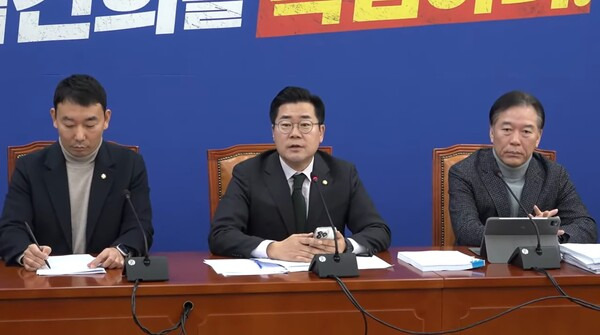 ▲박찬대 더불어민주당 원내대표가 1일 기자간담회에서 가상자산 과세 유예를 두고 오랜 숙의와 토론을 거쳐 결정했다고 설명하고 있다. 사진=더불어민주당 영상 갈무리