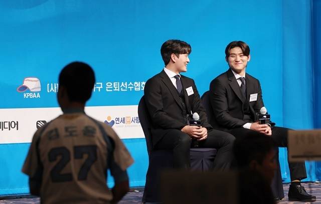 아마 선수들로부터 질문을 받고 있는 김도영과 김택연. 사진=연합뉴스