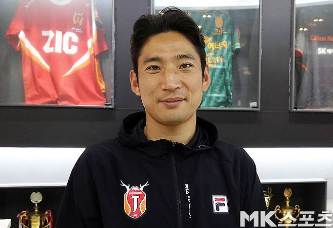 Jung Luck is a living legend of Jeju United. Chung is wearing a Jeju uniform and playing in 213 games in the K -League (1 · 2), scoring 7 goals and 15 assists. Jung Luck has not only played several positions such as the left fullback and the central defender, but also has been active as the team's core by showing leadership inside and outside the ground. Such luck is expected to continue with Jeju. Photo = Reporter Lee Geun -seung