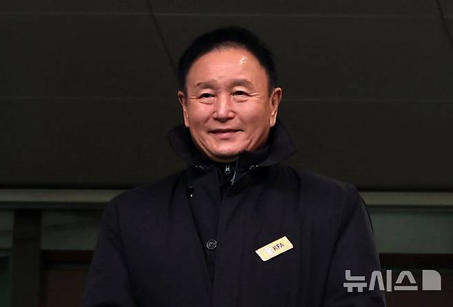 [서울=뉴시스] 홍효식 기자 = 대한축구협회장 출마를 선언한 허정무 전 축구대표팀 감독이 30일 서울 마포구 상암월드컵경기장에서 열린 2024 하나은행 코리아컵 결승전 포항스틸러스와 울산 HD FC의 경기에 앞서 경기 시작을 기다리고 있다. 2024.11.30. yesphoto@newsis.com