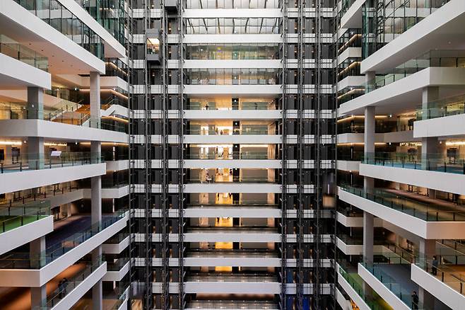 [서울=뉴시스] HD현대 17개 그룹사, 5000여 임직원이 근무 중인 경기 성남시 분당구 정자동 글로벌R&D센터(GRC) 내부 모습. (사진=HD현대 제공) 2024.03.29 photo@newsis.com *재판매 및 DB 금지