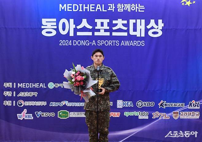 스포츠동아가 동아일보, 채널A와 공동으로 주최하고 국내 5대 프로스포츠(프로야구·프로축구·남녀프로농구·남녀프로배구·남녀프로골프) 종목별로 올 한해를 빛낸 최고의 선수를 선정하는 ‘메디힐과 함께하는 2024 동아스포츠대상‘ 시상식이 2일 서울 성북구 고려대학교 백주년기념관에서 개최됐다.   프로축구 올해의 선수상을 수상한 이동경(김천 상무)이 소감을 말하고 있다. 주현희 기자 teth1147@donga.com