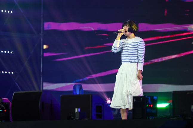 KIA 김도영이 30일 열린 팬과 함께 한 ‘V12 타이거즈 페스타’에서 뉴진스 하니로 변신해 열창하고 있다. KIA 제공