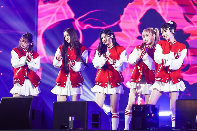 그룹 아일릿이 30일 열린 ‘V12 타이거즈 페스타’에서 축하무대를 펼치고 있다. KIA 제공