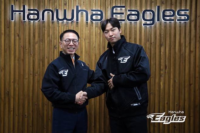 한화와 4년 총액 78억원에 FA 계약한 엄상백. 한화 이글스 제공