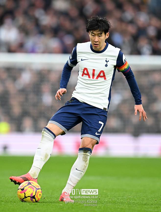 ▲ 토트넘은 1일 오후 10시 30분(이하 한국시간) 영국 런던 토트넘 홋스퍼 스타디움에서 열린 2024-25시즌 잉글랜드 프리미어리그 13라운드 풀럼과 홈경기에서 1-1로 비겼다. 도미닉 솔란케가 컨디션 난조로 결장하면서 손흥민이 최전방 스트라이커로 나선 것이다. 손흥민은 왼쪽 날개로 나선 티모 베르너, 오른쪽 측면을 책임진 브레넌 존슨과 호흡을 맞췄다.