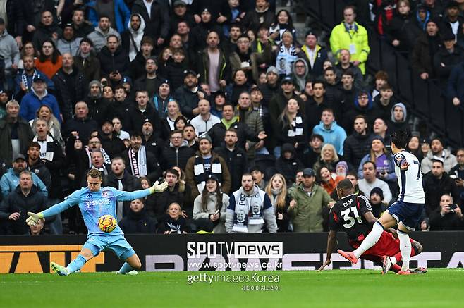 ▲ 토트넘은 1일 오후 10시 30분(이하 한국시간) 영국 런던 토트넘 홋스퍼 스타디움에서 열린 2024-25시즌 잉글랜드 프리미어리그 13라운드 풀럼과 홈경기에서 1-1로 비겼다. 도미닉 솔란케가 컨디션 난조로 결장하면서 손흥민이 최전방 스트라이커로 나선 것이다. 손흥민은 왼쪽 날개로 나선 티모 베르너, 오른쪽 측면을 책임진 브레넌 존슨과 호흡을 맞췄다.