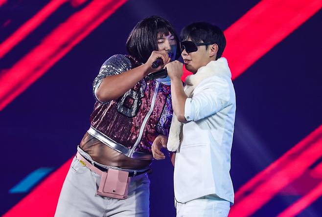 KIA 변우혁(왼쪽)과 박정우가 지난달 30일 광주광역시 서구에 위치한 김대중컨벤션센터에서 열린 'V12 타이거즈 페스타'에서 각각 백지영과 옥택연 분장을 한 채 노래를 부르고 있다. /사진=KIA 타이거즈 제공