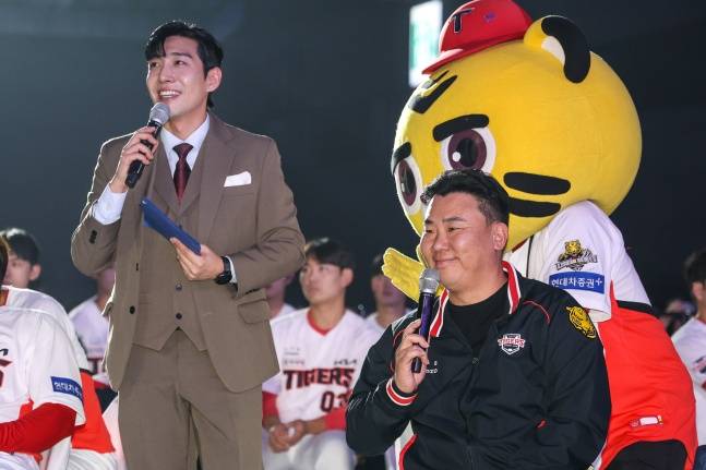 KIA 이범호 감독(오른쪽)이 지난달 30일 광주광역시 서구에 위치한 김대중컨벤션센터에서 열린 'V12 타이거즈 페스타'에서 팬들의 질문에 답하고 있다. /사진=KIA 타이거즈 제공
