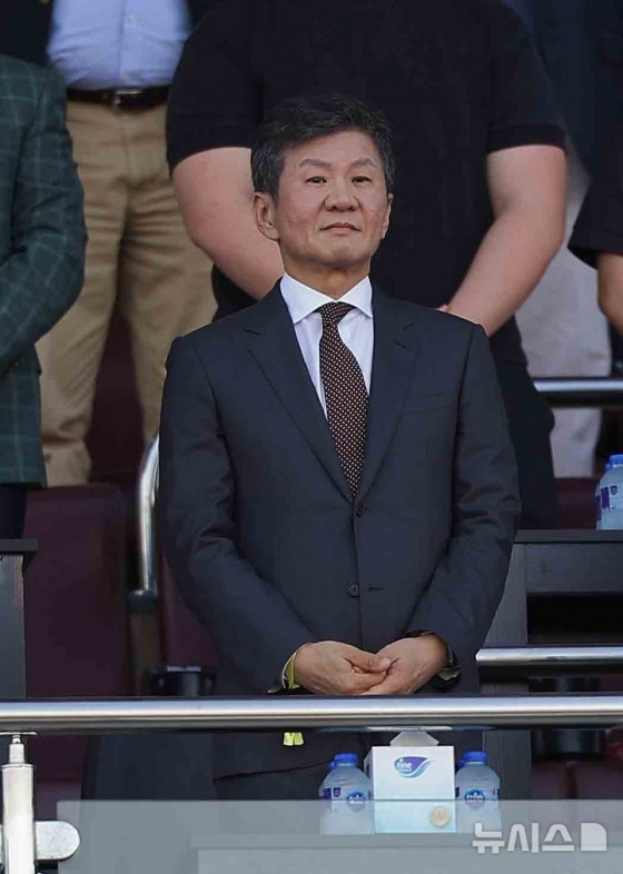 정몽규 대한축구협회장이 축구 경기를 관람하는 모습. /사진=뉴시스