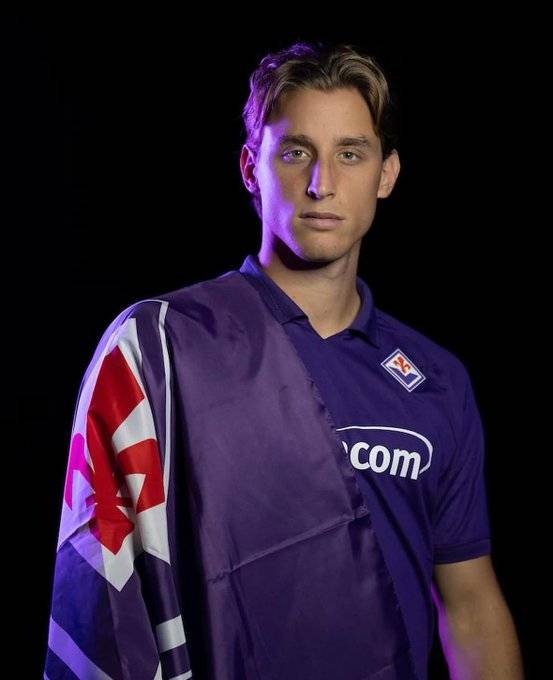 보베가 2일(한국시간) 이탈리아 피렌체에 있는 스타디오 아르테미오 프란키에서 열린 피오렌티나와 인터 밀란의 2024-2025시즌 세리에A 14라운드 홈 경기에 선발 출장했다가 갑자기 쓰러졌다.&nbsp;  왼쪽 윙어로 선발 출장한 보베는 경기 중 전반 17분 축구화 끈은 묶은 뒤 일어서서 걸어가는 과정에서 갑자기 쓰러졌다. 앞에서 있던 덴젤 둠프리스가 보베의 상황을 확인한 즉시, 다가가 응급조치를 진행했다..피오렌티나