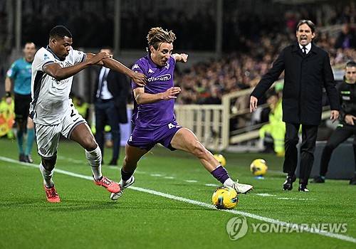 보베가 2일(한국시간) 이탈리아 피렌체에 있는 스타디오 아르테미오 프란키에서 열린 피오렌티나와 인터 밀란의 2024-2025시즌 세리에A 14라운드 홈 경기에 선발 출장했다가 갑자기 쓰러졌다.&nbsp;  왼쪽 윙어로 선발 출장한 보베는 경기 중 전반 17분 축구화 끈은 묶은 뒤 일어서서 걸어가는 과정에서 갑자기 쓰러졌다. 앞에서 있던 덴젤 둠프리스가 보베의 상황을 확인한 즉시, 다가가 응급조치를 진행했다..연합뉴스