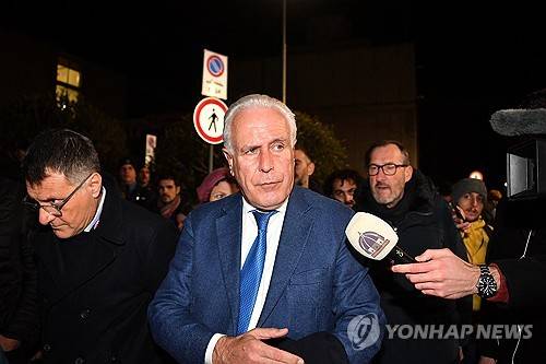 보베가 2일(한국시간) 이탈리아 피렌체에 있는 스타디오 아르테미오 프란키에서 열린 피오렌티나와 인터 밀란의 2024-2025시즌 세리에A 14라운드 홈 경기에 선발 출장했다가 갑자기 쓰러졌다. 왼쪽 윙어로 선발 출장한 보베는 경기 중 전반 17분 축구화 끈은 묶은 뒤 일어서서 걸어가는 과정에서 갑자기 쓰러졌다. 앞에서 있던 덴젤 둠프리스가 보베의 상황을 확인한 즉시, 다가가 응급조치를 진행했다..연합뉴스