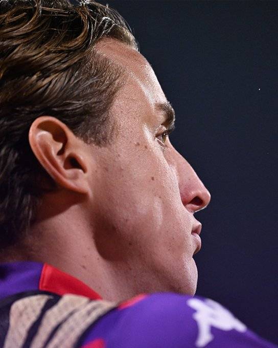 보베가 2일(한국시간) 이탈리아 피렌체에 있는 스타디오 아르테미오 프란키에서 열린 피오렌티나와 인터 밀란의 2024-2025시즌 세리에A 14라운드 홈 경기에 선발 출장했다가 갑자기 쓰러졌다.&nbsp;  왼쪽 윙어로 선발 출장한 보베는 경기 중 전반 17분 축구화 끈은 묶은 뒤 일어서서 걸어가는 과정에서 갑자기 쓰러졌다. 앞에서 있던 덴젤 둠프리스가 보베의 상황을 확인한 즉시, 다가가 응급조치를 진행했다..피오렌티나