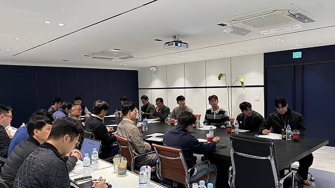 한국야구위원회, 피치 클록·체크 스윙 관련 통합 회의 (서울=연합뉴스) 한국야구위원회가 2025시즌 도입을 추진 중인 피치 클록과 비디오 판독 대상 추가하는 체크 스윙 등에 관해 통합 회의를 진행했다고 7일 밝혔다. 허구연 KBO 총재와 방송 관계자들이 회의하고 있다. 2024.11.7 [한국야구위원회 제공. 재판매 및 DB 금지] photo@yna.co.kr