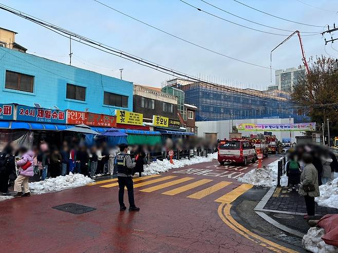 학교로 진입하는 소방차량  [수원남부소방서 제공. 재판매 및 DB 금지]