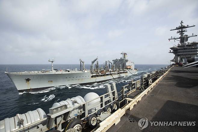 미국 항공모함 에이브러햄 링컨호 옆에서 연료를 보급 중인 급유선 빅혼 [AP 연합뉴스 자료사진/미국 해군 제공]