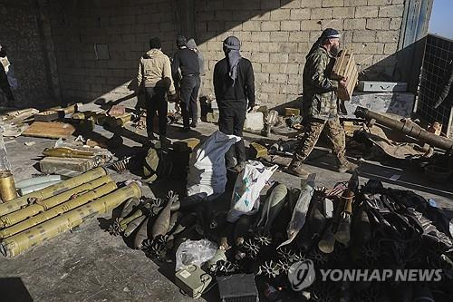 시리아 정부군 무기 압수하는 시리아 반군 [AP=연합뉴스]