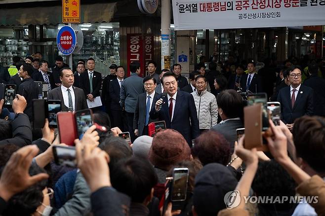 윤석열 대통령, 공주산성시장 방문 (공주=연합뉴스) 한상균 기자 = 윤석열 대통령이 2일 충남 공주산성시장에서 상인과 시민들에게 인사말을 하고 있다. 2024.12.2 [대통령실 제공. 재판매 및 DB 금지] xyz@yna.co.kr