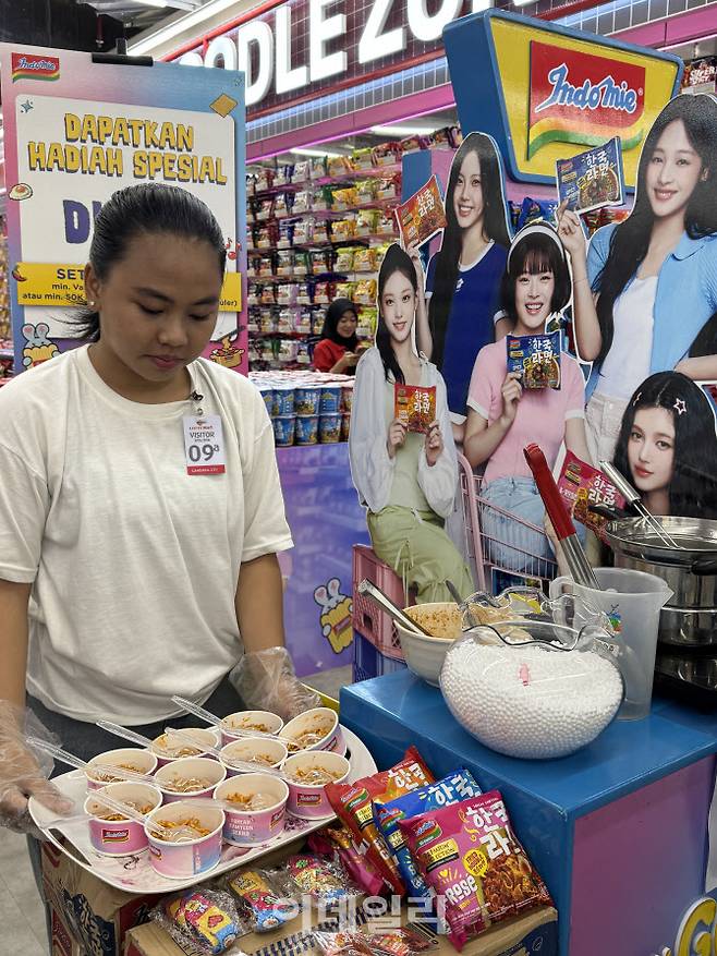 27일 인도네시아 자카르타에 위치한 롯데마트 간다리아씨티점에서 현지 업체가 출시한 한국식 라면 ‘한국라면’ 시식 행사를 하고 있다.(사진=이데일리 김은비 기자)