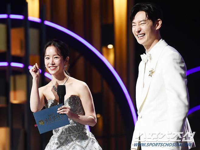 객석에 앉은 동료 배우들의 박수와 응원에 주먹을 쥐어보이며 용기를 얻은 한지민.. 정재근 기자