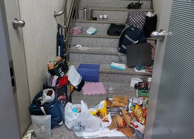 상가 소유주들은 지하 2층 비상계단에 '불법점유자에 대한 퇴거명령' 공지를 부착하고 지난달 15일까지 짐을 비울 것을 요구했다. A 씨와 B 씨가 이를 수용하지 않자 지난달 18일 서울 용산경찰서에 퇴거불응 혐의로 고소했다. /독자 제공