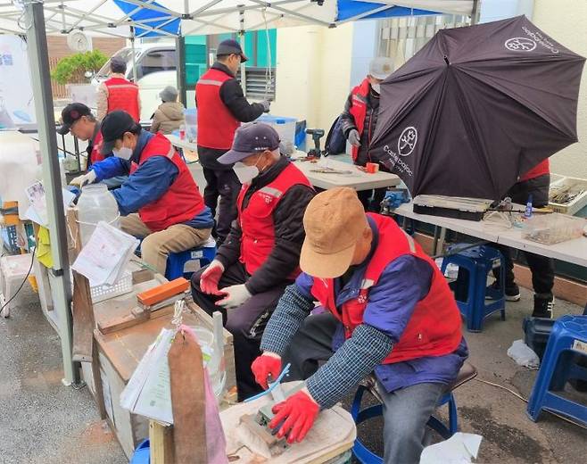 어르신일자리 '수리뚝딱 영가이버' 활동인 칼갈이, 우산 고치기