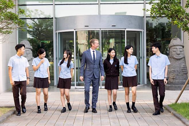 제임스 모나한(James Monaghan) NLCS제주  교장과 학생들이 교내 생활에 대해 얘기를 나누고 있다. NLCS제주는 대학 카운슬링 시스템 등 다양한 대학 진학지도 프로그램을 운영하고 있다./NLCS제주