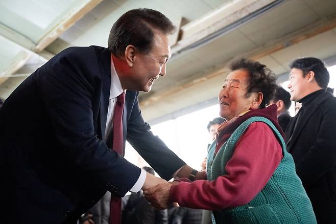 윤석열 대통령이 2일 충남 공주시 공주산성시장을 찾아 상인과 악수하고 있다. /대통령실