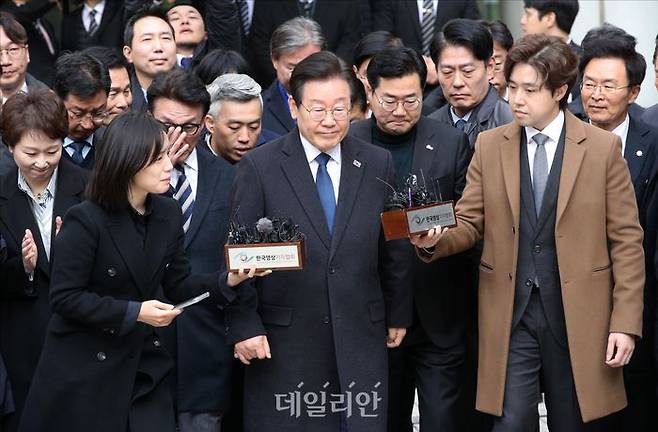 이재명 더불어민주당 대표가 지난달 25일 오후 서울 서초구 서울지방법원에서 열린 위증교사 혐의 사건에 대한 선고 공판에서 무죄를 선고 받은 뒤 법원을 나서고 있다. ⓒ사진공동취재단