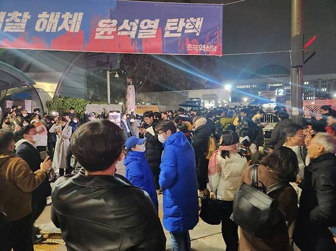 3일 윤석열 대통령이 비상 계엄 선언을 하자 시민들이 국회의사당 앞에서 항의 시위를 하고 있다/사진=독자 제공