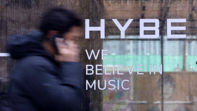 뉴진스 멤버들이 전속계약 해지를 요구하며 발송한 내용증명의 답변 시한이었던 지난달 28일 서울 용산구 하이브(어도어의 모회사) 본사 앞으로 시민들이 지나가고 있다. 뉴스1