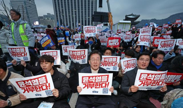 이재명 더불어민주당 대표(앞줄 가운데)가 지난달 30일 오후 서울 종로구 광화문 일대에서 열린 김건희·윤석열 국정농단 규탄·특검 촉구 제5차 국민행동의 날에 참석하며 윤석열 대통령을 규탄하는 구호를 외치고 있다. 뉴스1