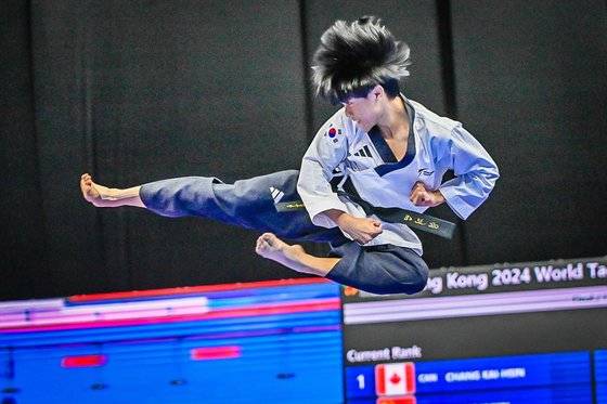 뛰어 옆차기 등 절도 있는 동작으로 세계 태권도품새선수권대회를 제패한 변재영. [사진 세계태권도연맹]