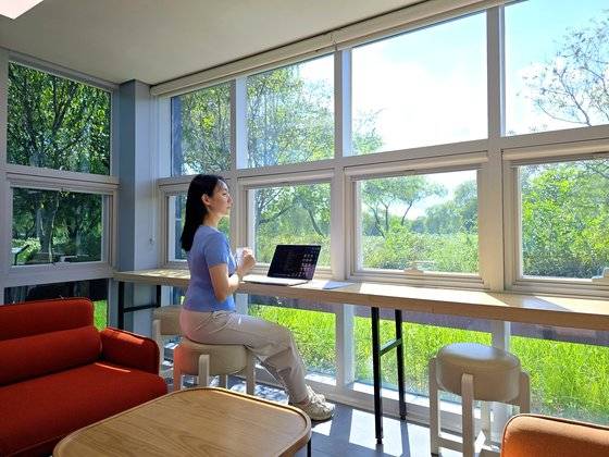 충남 태안과 보령의 바닷가, 공주 한옥마을 등에서 워케이션을 보낸 직장인들. 충남도는 지난 4월부터 12월까지 도내 8개 시·군에서 워케이션을 진행했다. 워케이션에 참가한 직장인 80% 이상은 “다시 방문하고 싶다”고 답했다. [사진 충남문화관광재단]