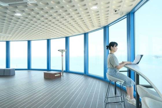 충남에서 진행한 워케이션에 참여한 직장인들이 일을 마치고 체험활동을 하며 즐거운 시간을 보내고 있다.