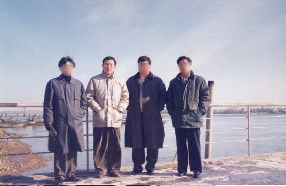 정구왕 전 정보사 중령이 1996~1998년 중국 단둥에서 블랙 요원으로 활동할 당시 현지 협조자와 사진을 찍었다. 뒤로 북한 신의주가 보인다. 사진 정구왕 중령