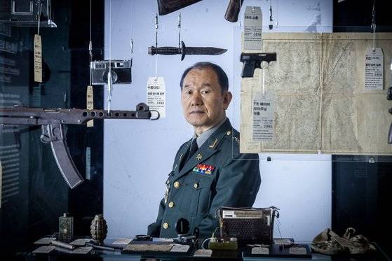 10월 서울 용산구 전쟁기념관 내 ‘북한의 군사도발실’에서 정구왕 전 정보사 중령이 전시실을 둘러본 뒤 포즈를 취하고 있다. 남파공작원이 사용한 무기들이 전시돼 있다. 장진영 기자