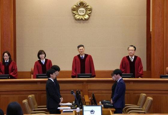 문형배 헌법재판소장 권한대행을 비롯한 헌법재판관들이 3일 오후 서울 종로구 헌법재판소 대심판정에서 열린 이진숙 방송통신위원장 탄핵심판청구 사건에 대한 2회 변론에 참석해 자리하고 있다. 뉴스1