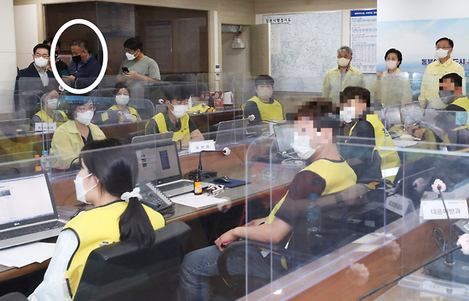 2022년 9월 6일 새벽 경남 창원시 재난종합상황실에서 명태균씨(흰색원)가 김영선 국회의원, 홍남표 창원시장 등 간무공무원들과 태풍 피해를 살펴보고 있다. 창원시청 누리집 갈무리