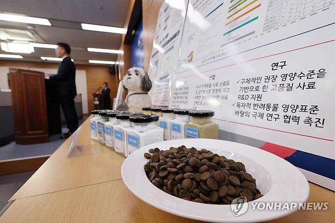 지난 10월23일 정부세종청사 농식품부 기자실에서 임기순 국립축산과학원장이 국내 고유 반려동물 사료 영양표준 설정 관련 브리핑을 하고 있다. 연합뉴스