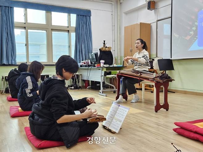 예술강사 박수현씨(오른쪽)가 지난 2일 서울 송파구의 한 고등학교에서 가야금 수업을 진행하고 있다. 김송이 기자