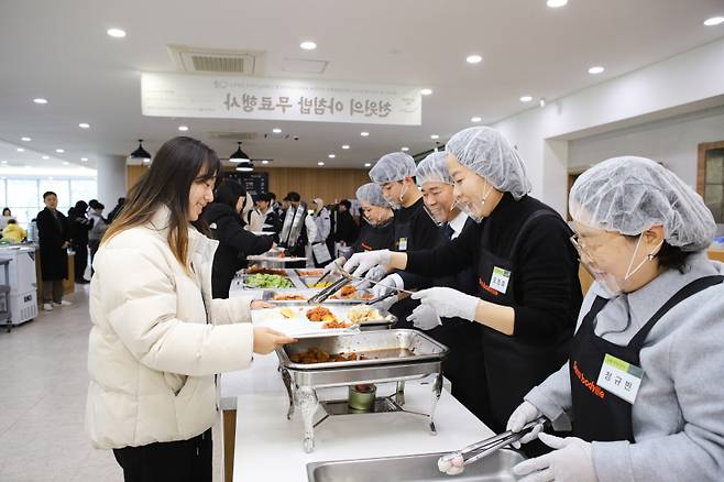 박순진 총장 등이 대구대 ‘0원의 아침밥’ 행사에서 학생들에게 아침밥을 배식하고 있다. 대구대 제공