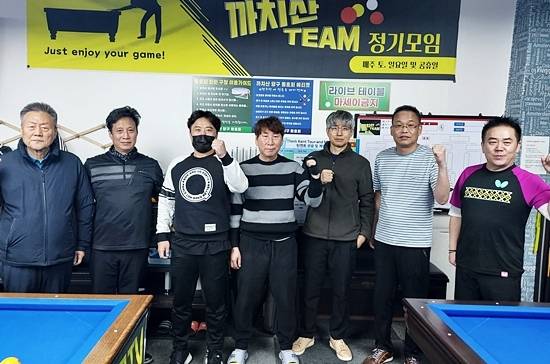 켄트와 차례로 대결할 까치산팀당구동호회 회원들. (왼쪽부터)이동진 주홍돈 이영우 이승만 양회진 김태수 정길호. (사진=까치산팀당구동호회)