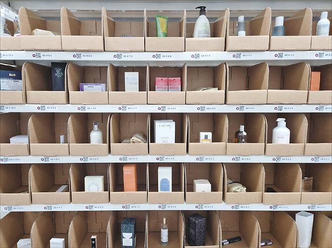 화장품을 비롯한 뷰티 업계 역시 최근 즉시 배송 수요가 커지며 당일 배송에 나서고 있다. 사진은 컬리 1시간 배송센터 ‘컬리나우 도곡점’에 진열된 뷰티 제품. (나건웅 기자)