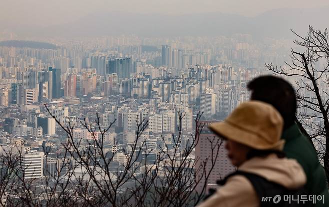 [서울=뉴시스] 황준선 기자 = 1일 서울 남산에서 아파트 밀집지역이 보이고 있다.  한국은행이 기준금리를 3%로 2회 연속 인하함에 따라 부동산 시장도 주택 구입, 프로젝트 파이낸싱(PF) 등 대출금리 인하 가능성이 커졌지만, 지난 9월 스트레스 총부채원리금상환비율(DSR) 2단계 등 가계부채 억제를 위한 대출 규제가 강화된 만큼 전문가들은 이번 기준금리 인하의 부동산 시장 진작 효과가 제한적일 것으로 예상했다. 2024.12.01. hwang@newsis.com /사진=황준선