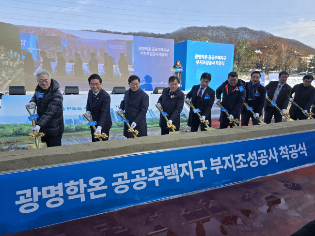 박승원(가운데) 광명시장이 지난달 28일 열린 ‘광명학온 공공주택지구 부지조성공사 착공식’에서 참석자들과 시삽하고 있다.  광명시청 제공