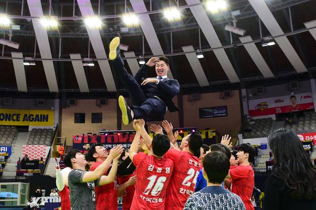 박철우가 동료들에게 헹가래를 받고 있다. / 한국배구연맹(KOVO)