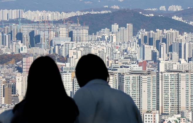 서울 중구 남산에서 바라본 서울 시내 주택과 아파트 단지의 모습. [연합]