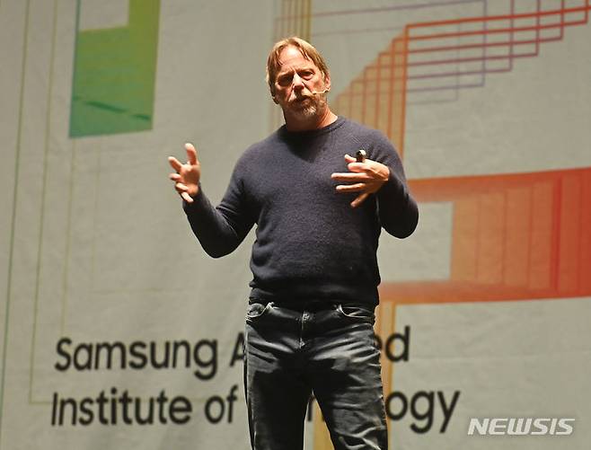 [수원=뉴시스] 김종택기자 = '삼성 AI 포럼 2023'이 열린 7일 경기도 수원컨벤션센터에서 짐 켈러 캐나다 AI 반도체 스타트업 텐스토렌트 최고경영자가 기조강연을 하고 있다. '더 나은 내일을 위한 초거대 AI'를 주제로 진행된 이번 포럼은 차세대 반도체 연구 역량 강화를 위한 AI와 CE 기술 연구 성과를 공유하고 향후 발전 방향을 논의했다. 2023.11.07. jtk@newsis.com